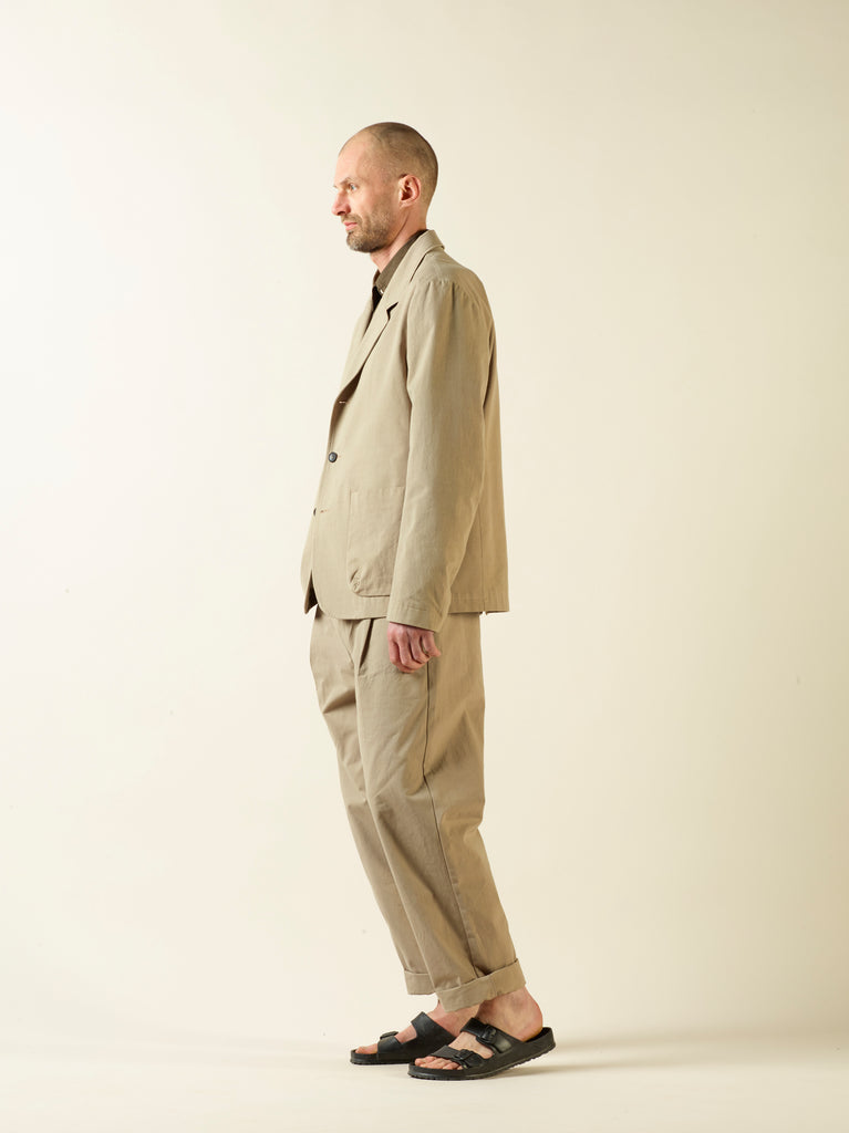 pleated trouser