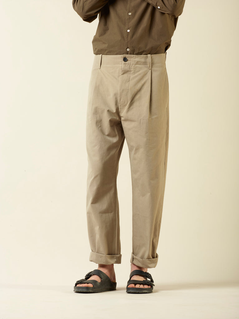 pleated trouser