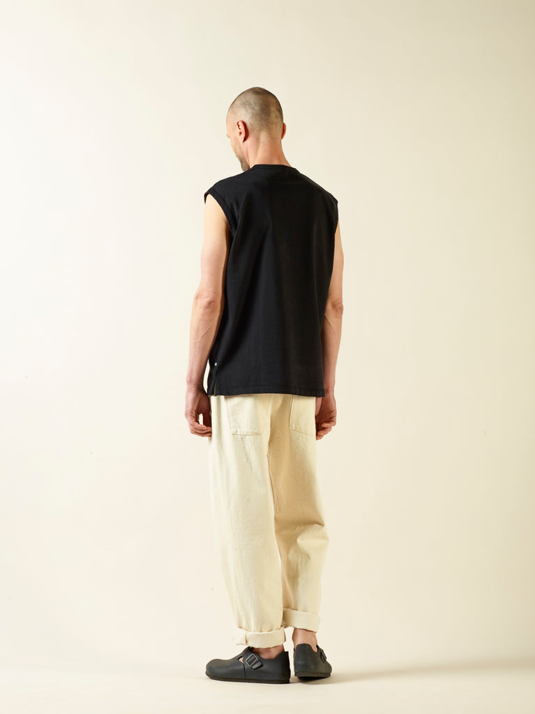 sleeveless t-shirt