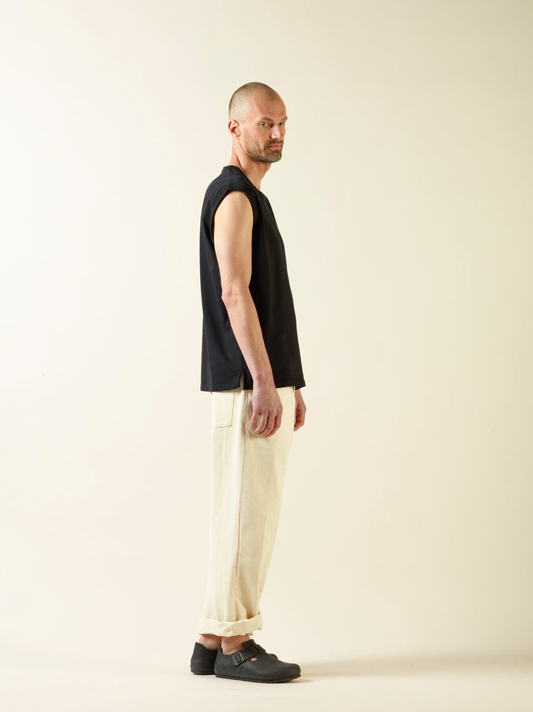 sleeveless t-shirt