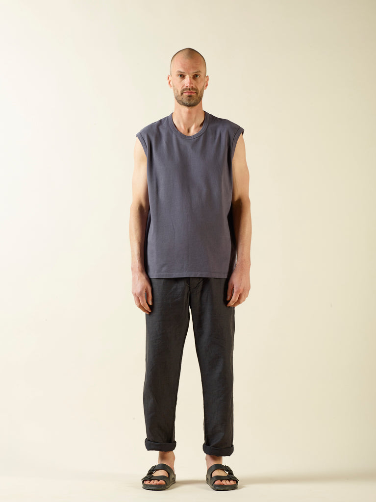 sleeveless t-shirt
