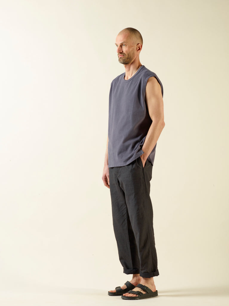sleeveless t-shirt