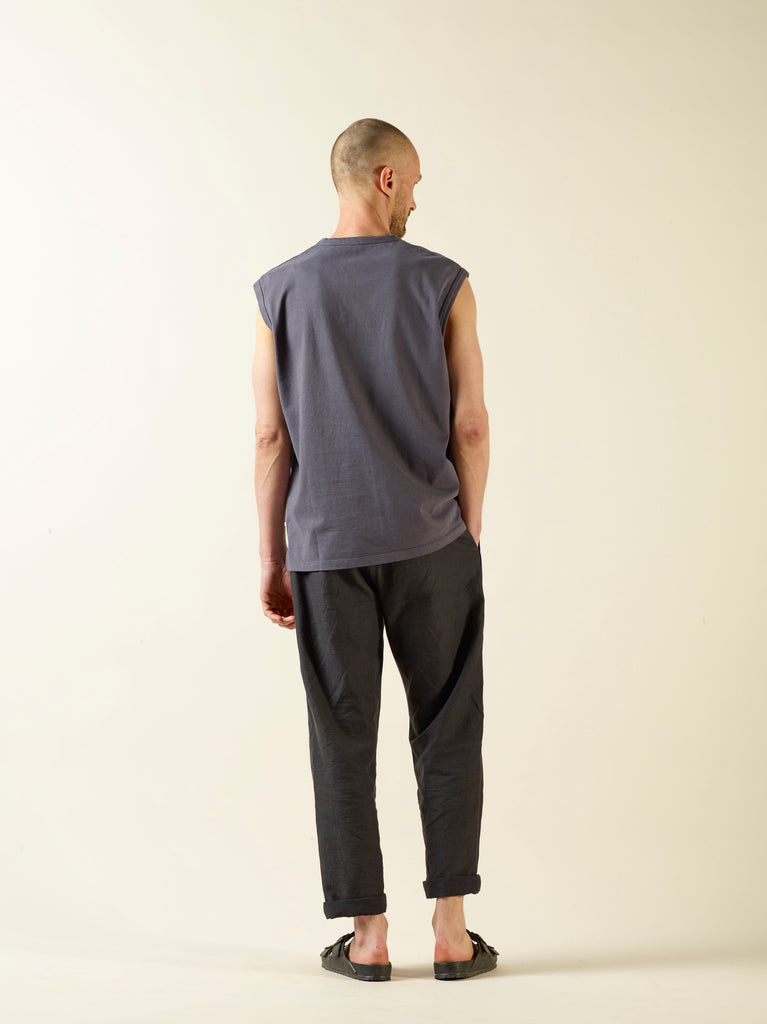sleeveless t-shirt