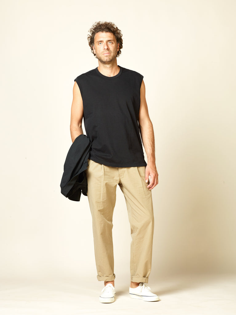 sleeveless t-shirt