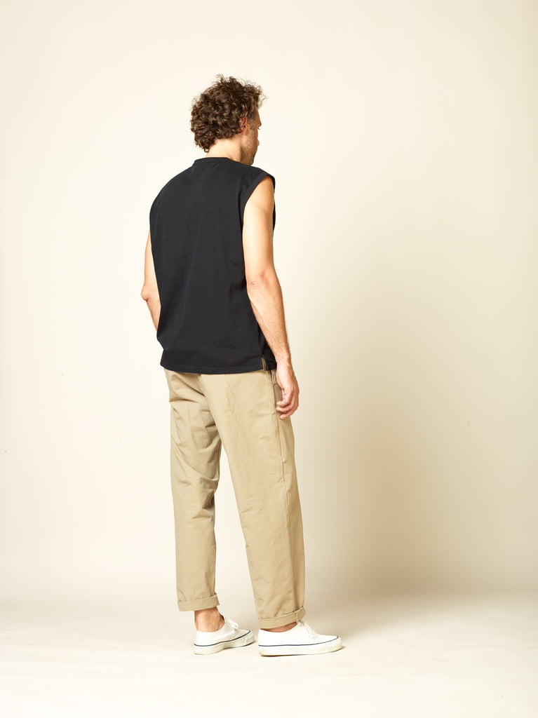 sleeveless t-shirt