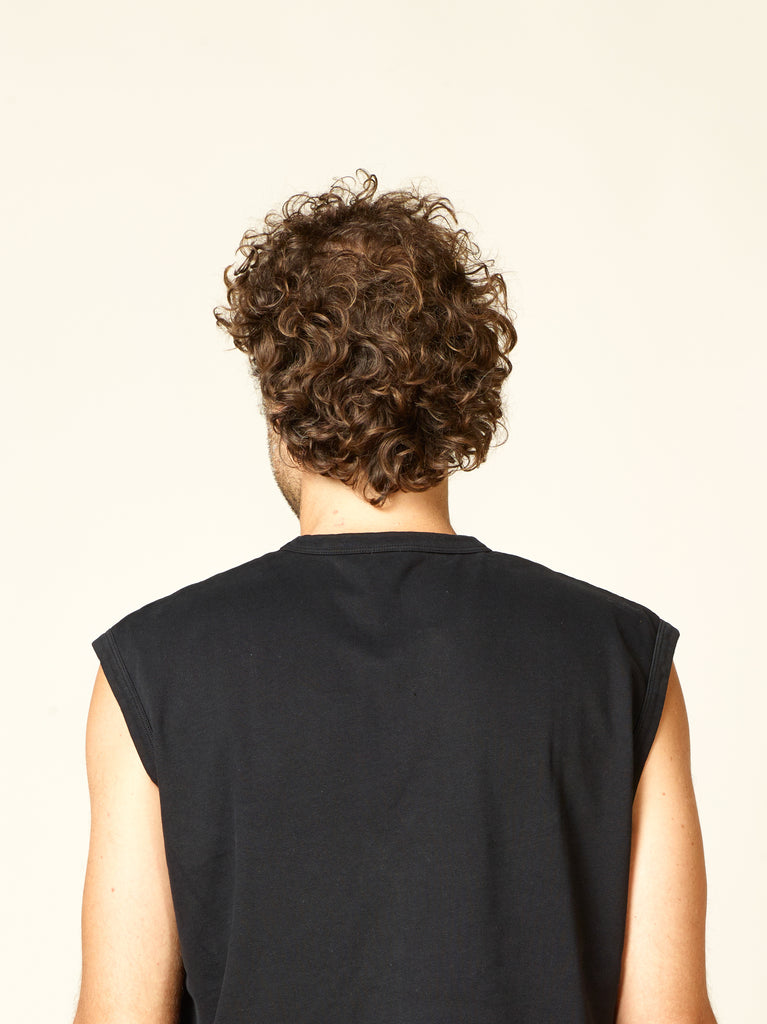 sleeveless t-shirt