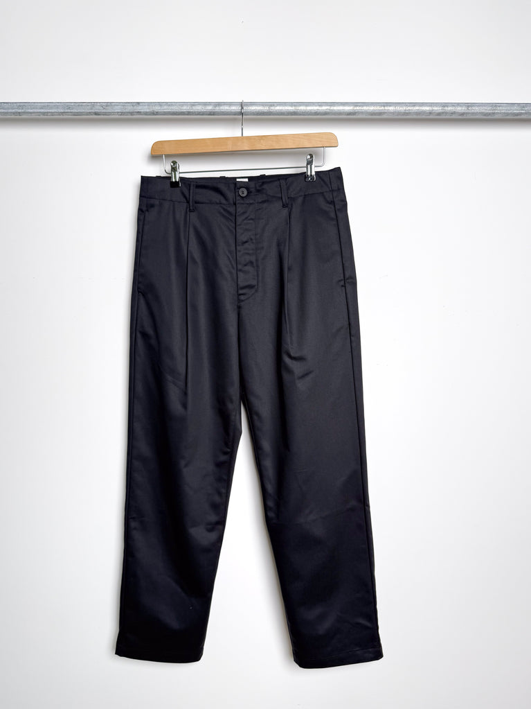 pleated trouser